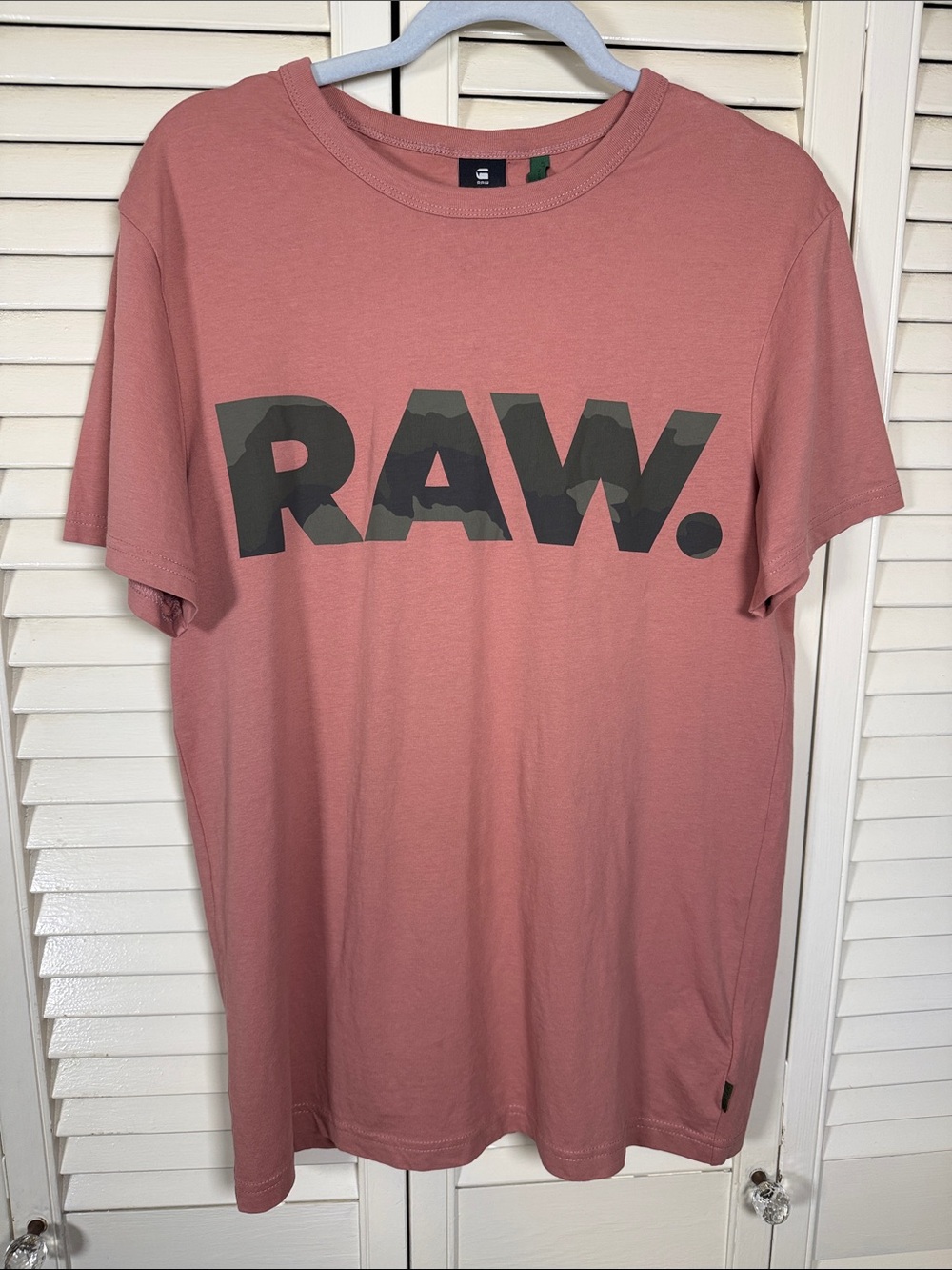 G-Star Raw Logo Crewneck Tee in Dusty Rose with Olive Camo Logo Small